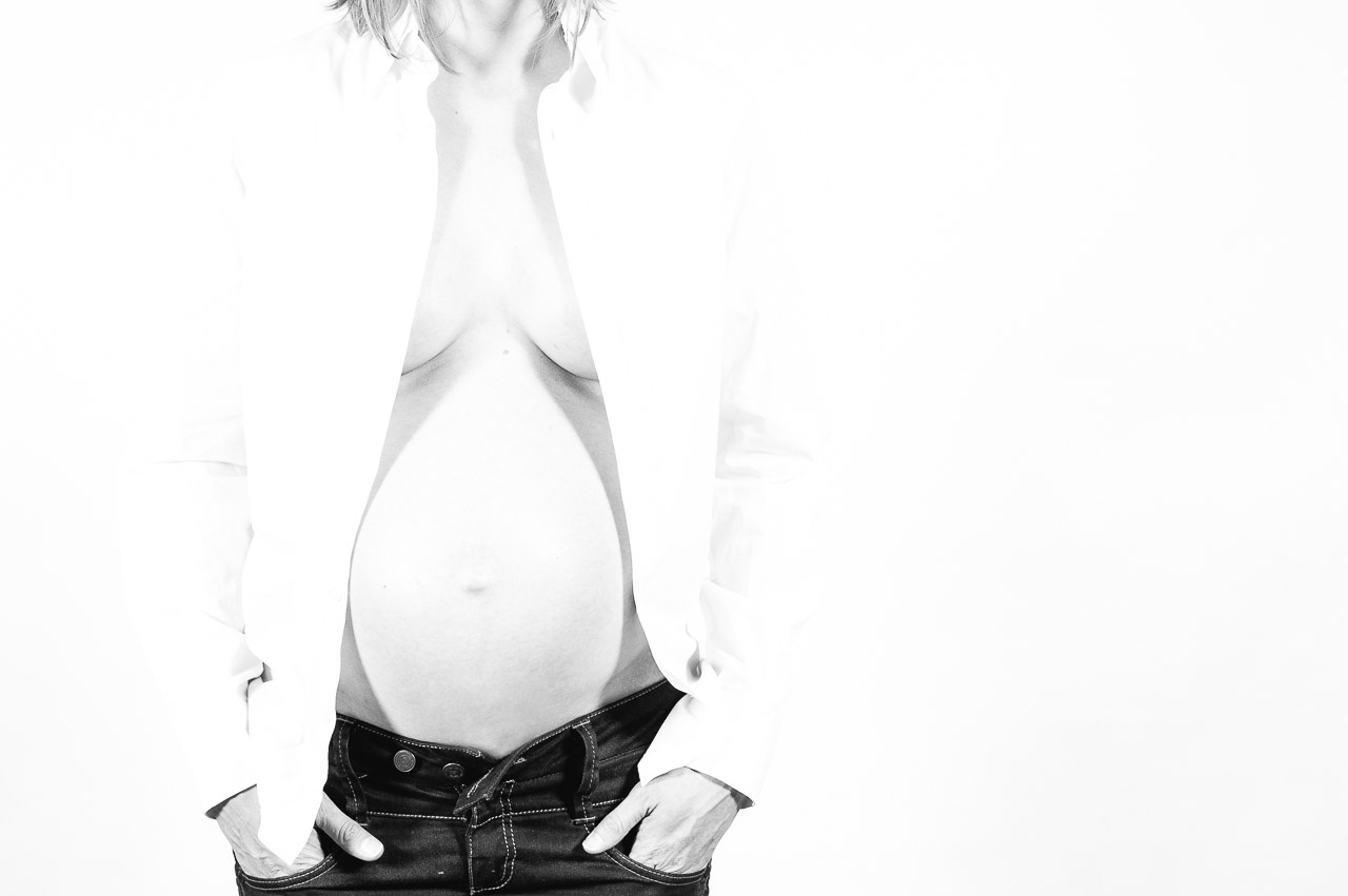 Zwanger buikfoto met witte achtergond