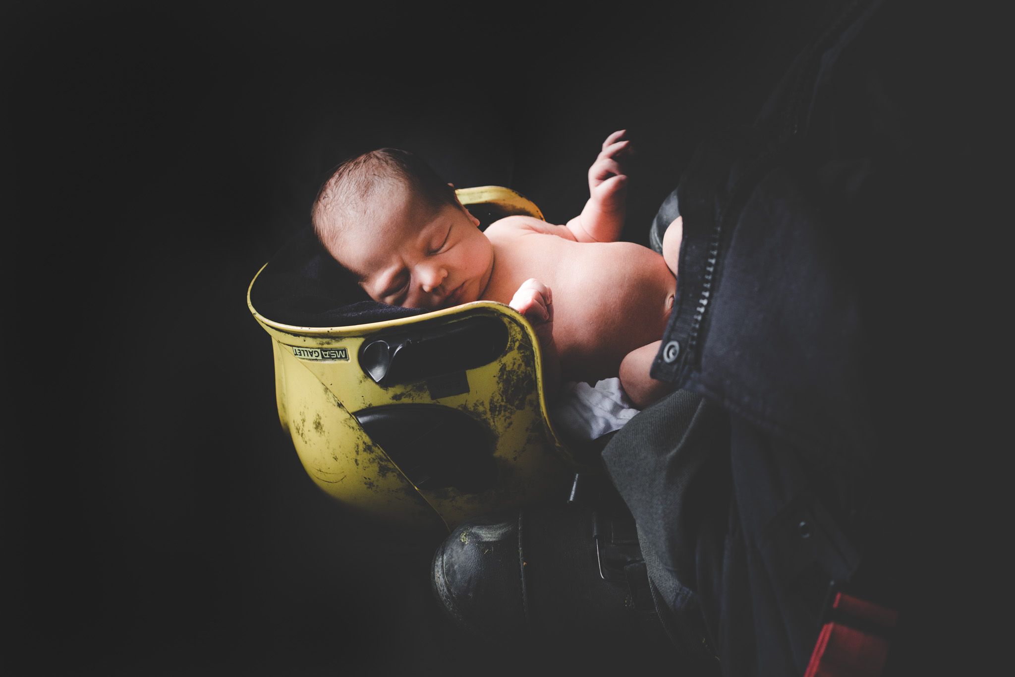 Babyshoot op locatie in brandweer helm