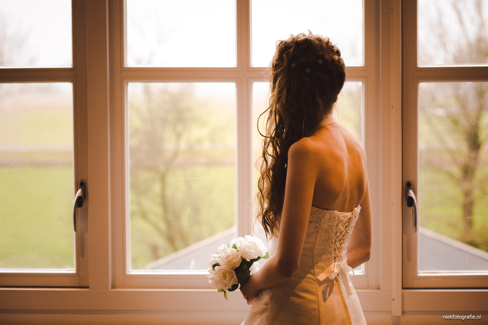 trouwreportage albertsmaheert noordwolde groningen portret bruid voor het raam