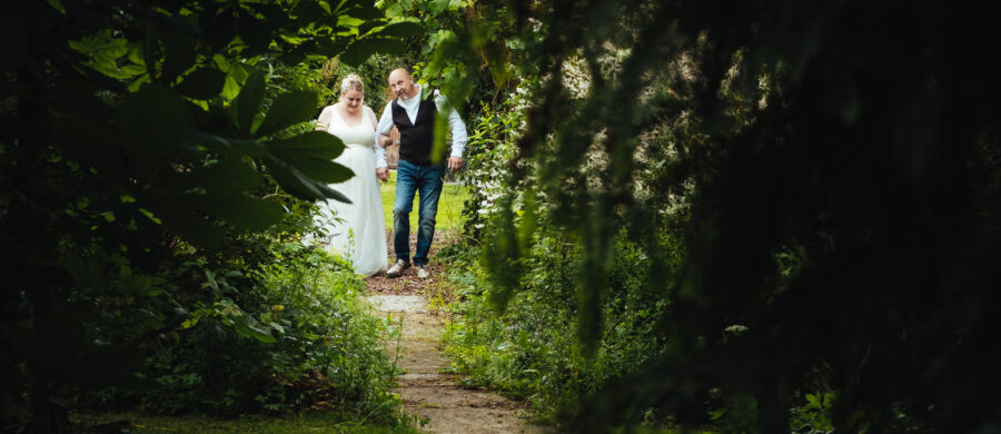Trouwreportage Bruiloft in de tuin Wildervank Patrick en Myrthe